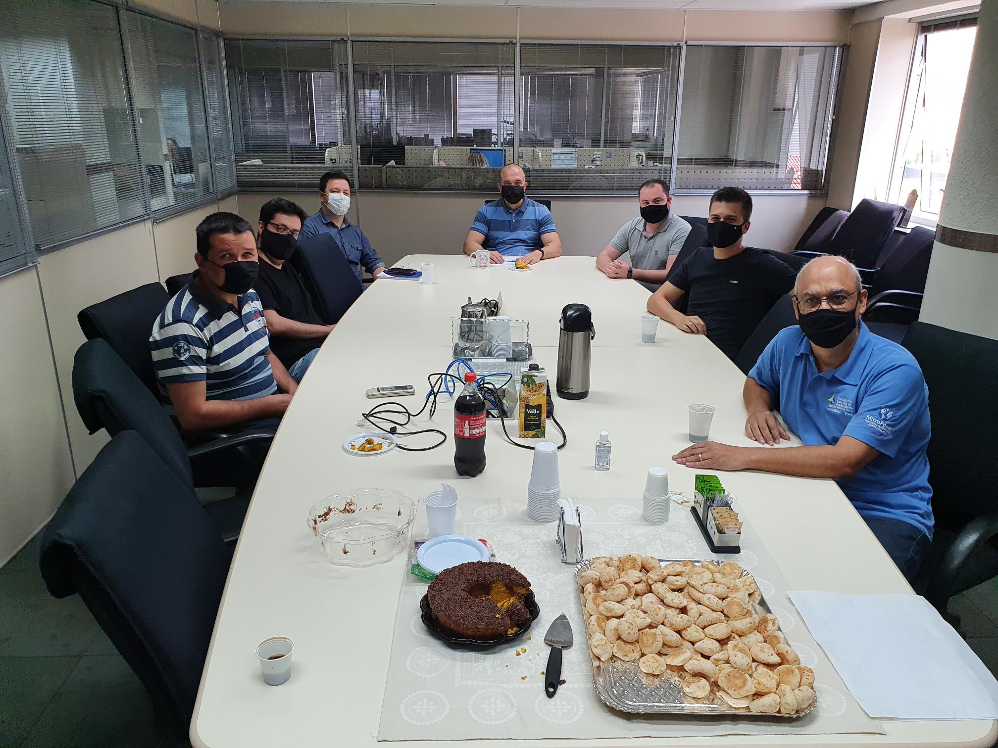 colaboradores durante a reunião de cafézinho